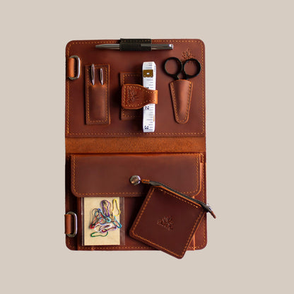 Thread and Maple Mini Utstyrsmappe – praktisk og elegant oppbevaring for strikkeverktøy - Strikkeredet Design - Thread and Maple innleggsmapper for strikkeverktøy