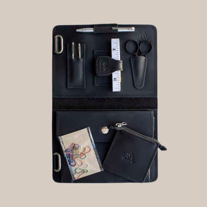 Thread and Maple Mini Utstyrsmappe – praktisk og elegant oppbevaring for strikkeverktøy - Strikkeredet Design - Thread and Maple innleggsmapper for strikkeverktøy