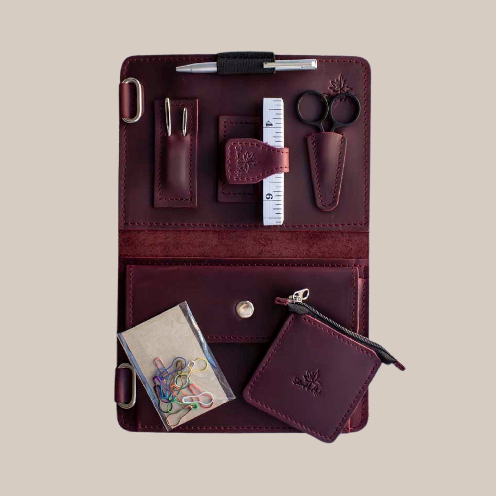 Thread and Maple Mini Utstyrsmappe – praktisk og elegant oppbevaring for strikkeverktøy - Strikkeredet Design - Thread and Maple innleggsmapper for strikkeverktøy