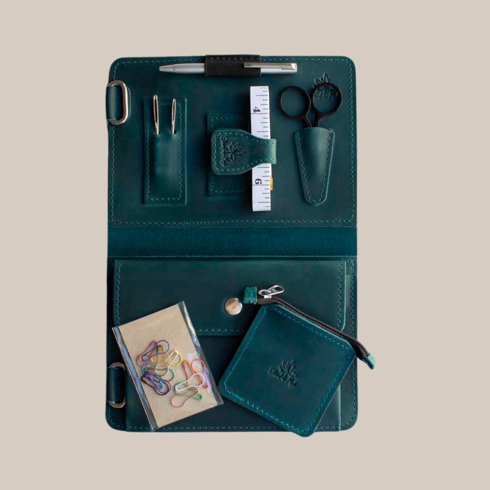 Thread and Maple Mini Utstyrsmappe – praktisk og elegant oppbevaring for strikkeverktøy - Strikkeredet Design - Thread and Maple innleggsmapper for strikkeverktøy