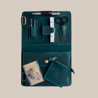 Thread and Maple Mini Utstyrsmappe – praktisk og elegant oppbevaring for strikkeverktøy - Strikkeredet Design - Thread and Maple innleggsmapper for strikkeverktøy