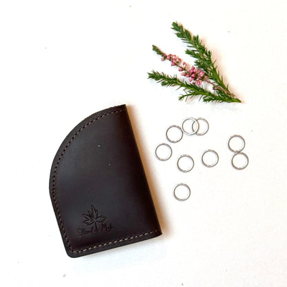 Thread and Maple “On the Go” etui med saks, stoppenåler og maskemarkører - Strikkeredet Design - Håndlagde lærprodukter T og M