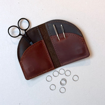 Thread and Maple “On the Go” etui med saks, stoppenåler og maskemarkører - Strikkeredet Design - Håndlagde lærprodukter T og M