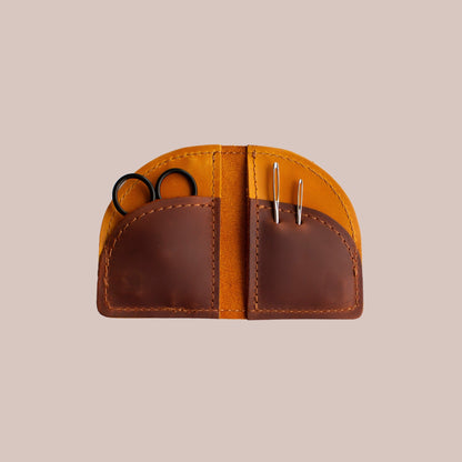 Thread and Maple “On the Go” etui med saks, stoppenåler og maskemarkører - Strikkeredet Design - Håndlagde lærprodukter T og M