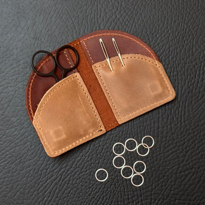 Thread and Maple “On the Go” etui med saks, stoppenåler og maskemarkører - Strikkeredet Design - Håndlagde lærprodukter T og M