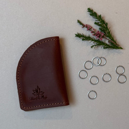 Thread and Maple “On the Go” etui med saks, stoppenåler og maskemarkører - Strikkeredet Design - Håndlagde lærprodukter T og M