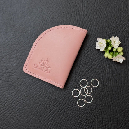 Thread and Maple “On the Go” etui med saks, stoppenåler og maskemarkører - Strikkeredet Design - Håndlagde lærprodukter T og M