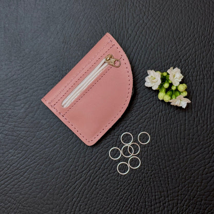 Thread and Maple “On the Go” etui med saks, stoppenåler og maskemarkører - Strikkeredet Design - Håndlagde lærprodukter T og M