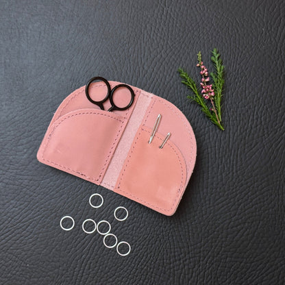 Thread and Maple “On the Go” etui med saks, stoppenåler og maskemarkører - Strikkeredet Design - Håndlagde lærprodukter T og M