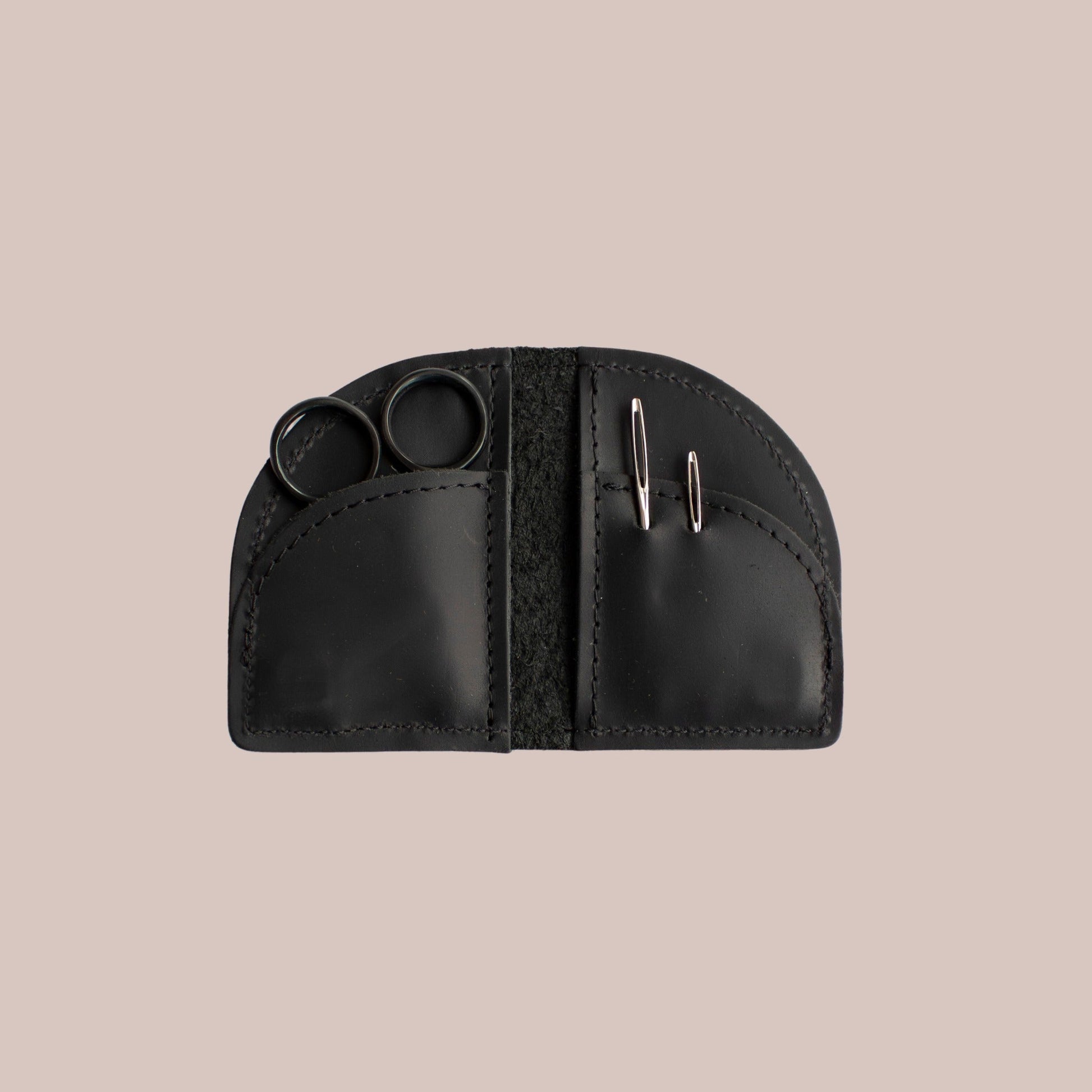 Thread and Maple “On the Go” etui med saks, stoppenåler og maskemarkører - Strikkeredet Design - Håndlagde lærprodukter T og M