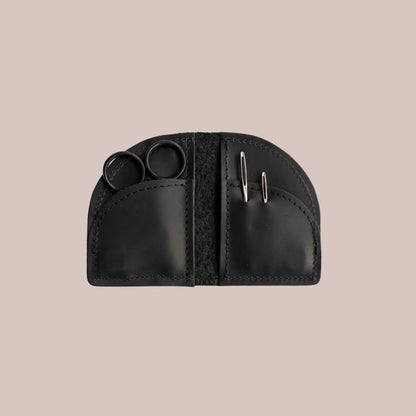 Thread and Maple “On the Go” etui med saks, stoppenåler og maskemarkører - Strikkeredet Design - Håndlagde lærprodukter T og M