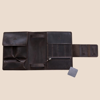 Thread and Maple perm (omslag) i mykt lær – organisér hekleutstyret ditt med stil - Strikkeredet Design - Thread and Maple hekleutstyrsperm