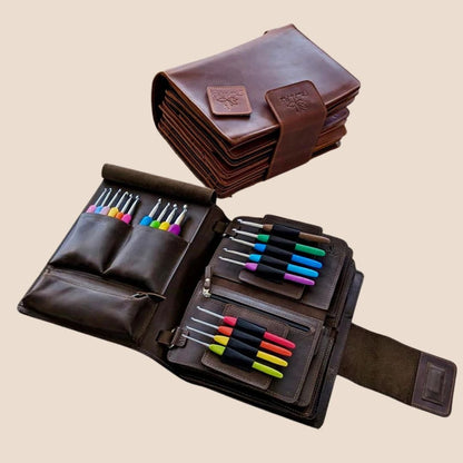 Thread and Maple perm (omslag) i mykt lær – organisér hekleutstyret ditt med stil - Strikkeredet Design - Thread and Maple hekleutstyrsperm