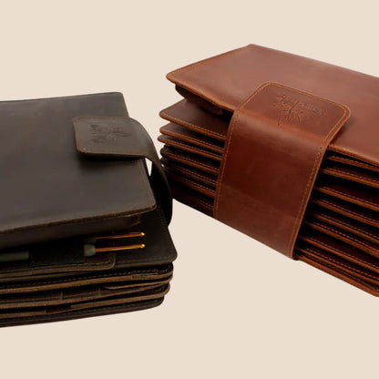 Thread and Maple perm (omslag) i mykt lær – organisér hekleutstyret ditt med stil - Strikkeredet Design - Thread and Maple hekleutstyrsperm