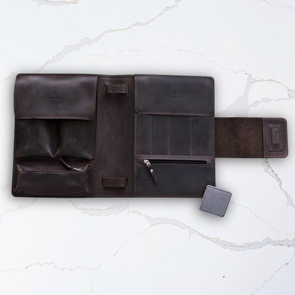 Thread and Maple perm (omslag) i mykt lær – organisér hekleutstyret ditt med stil - Strikkeredet Design - Thread and Maple hekleutstyrsperm