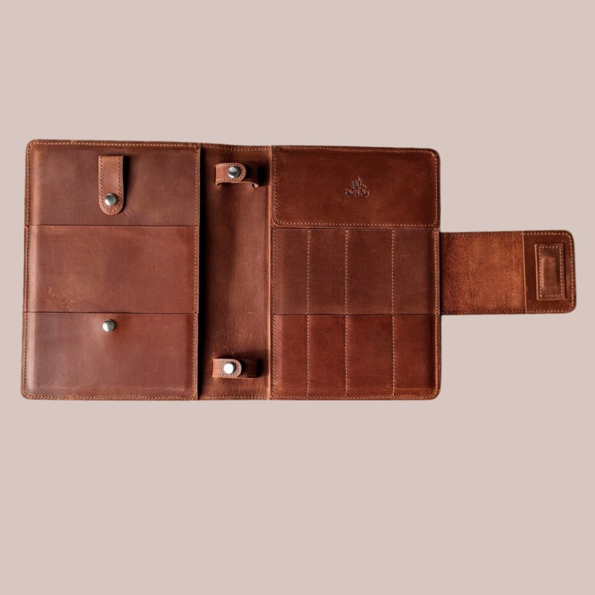 Thread and Maple perm (omslag) i mykt lær – organisér strikkeutstyret ditt med stil - Strikkeredet Design - Thread and Maple håndlagde lærprodukter