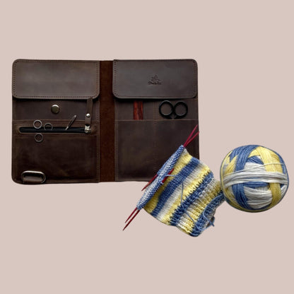 Thread and Maple Prosjektmappe – ideell oppbevaring for verktøy til pågående strikkeprosjekter - Strikkeredet Design - Thread and Maple innleggsmapper for strikkeverktøy