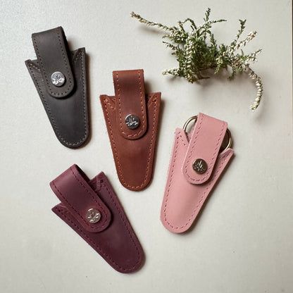 Thread and Maple sakseetui i mykt skinn med magnetisk bakside - Strikkeredet Design - Thread and Maple håndlagde lærprodukter