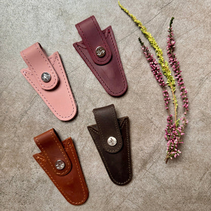 Thread and Maple sakseetui i mykt skinn med magnetisk bakside - Strikkeredet Design - Thread and Maple håndlagde lærprodukter