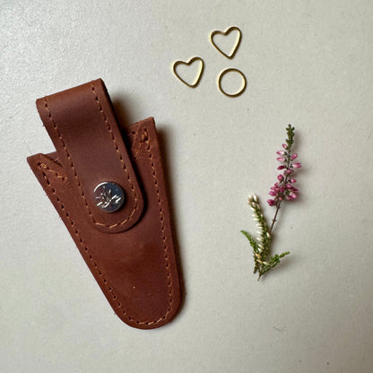 Thread and Maple sakseetui i mykt skinn med magnetisk bakside - Strikkeredet Design - Thread and Maple håndlagde lærprodukter