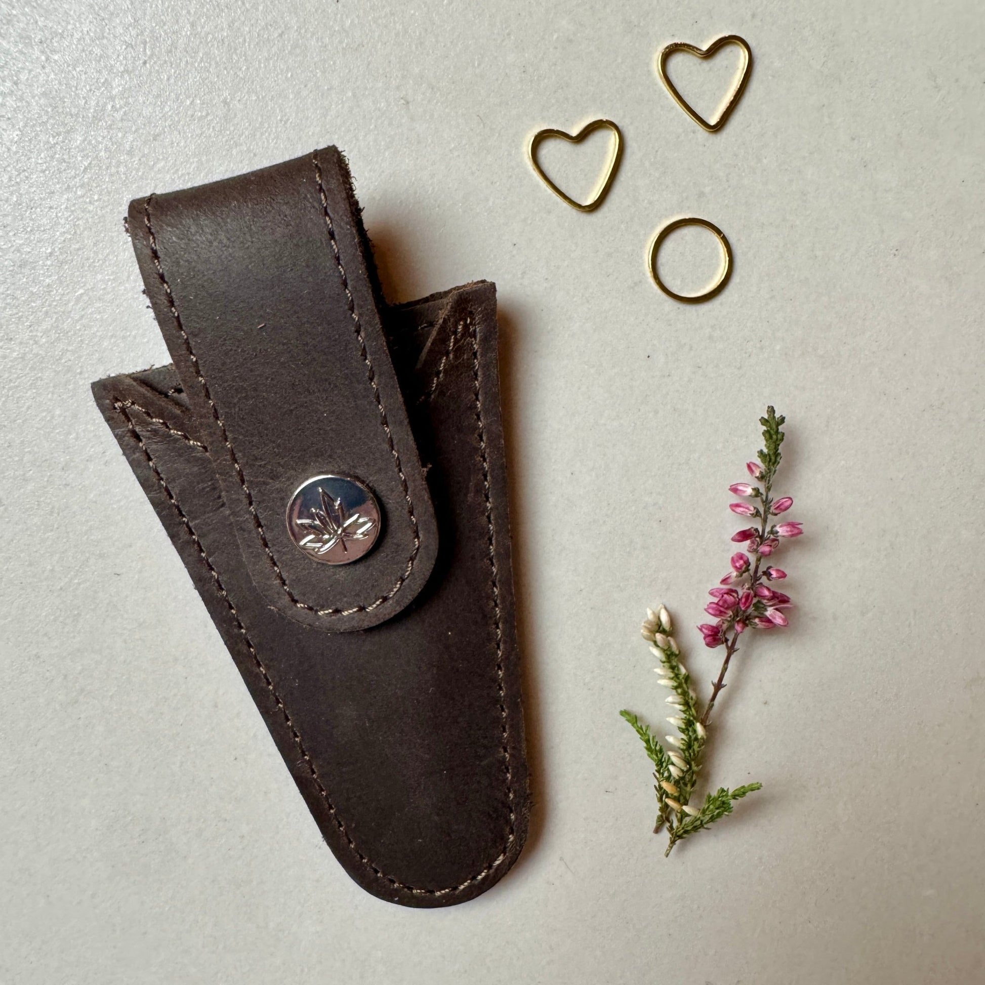 Thread and Maple sakseetui i mykt skinn med magnetisk bakside - Strikkeredet Design - Thread and Maple håndlagde lærprodukter