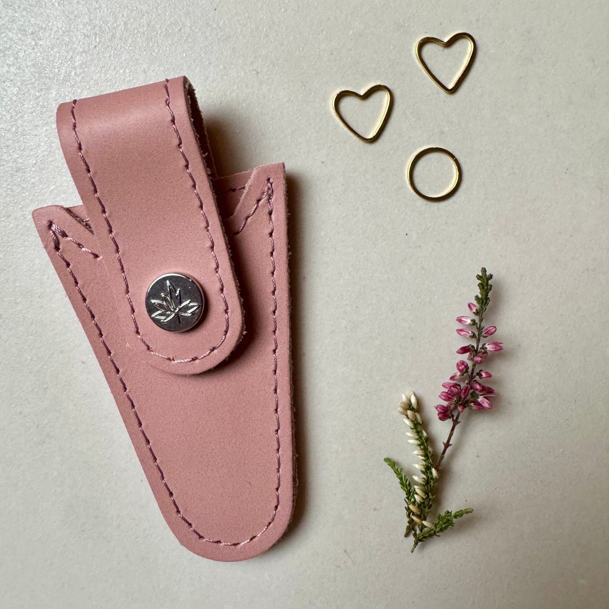 Thread and Maple sakseetui i mykt skinn med magnetisk bakside - Strikkeredet Design - Thread and Maple håndlagde lærprodukter