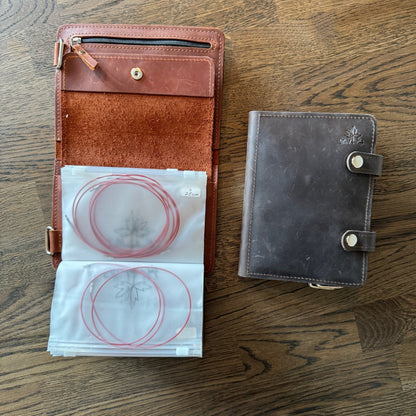 Thread and Maple vaiermappe – perfekt for oppbevaring av vaiere og tilbehør - Strikkeredet Design - Thread and Maple håndlagde lærprodukter