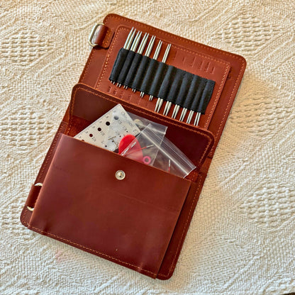 Thread ans Maple Innleggsmappe i ekte lær for ChiaoGoo TWIST Red Shorties (2,75 mm - 3,25 mm) - Strikkeredet Design - Thread and Maple innleggsmapper for strikkeverktøy