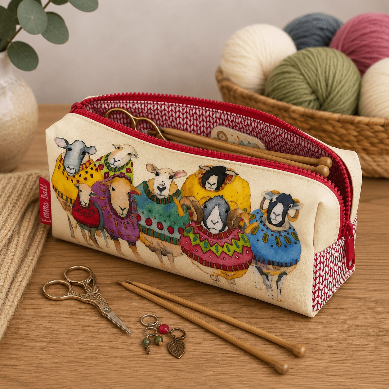Tilbehørsveske/pennal – Sheep In Sweaters – Emma Ball - Strikkeredet Design -