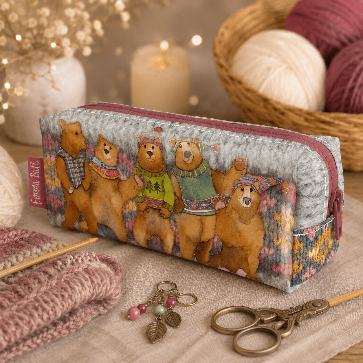 Tilbehørsveske/pennal – woolly bears – Emma Ball - Strikkeredet Design -