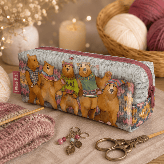 Tilbehørsveske/pennal – woolly bears – Emma Ball - Strikkeredet Design -
