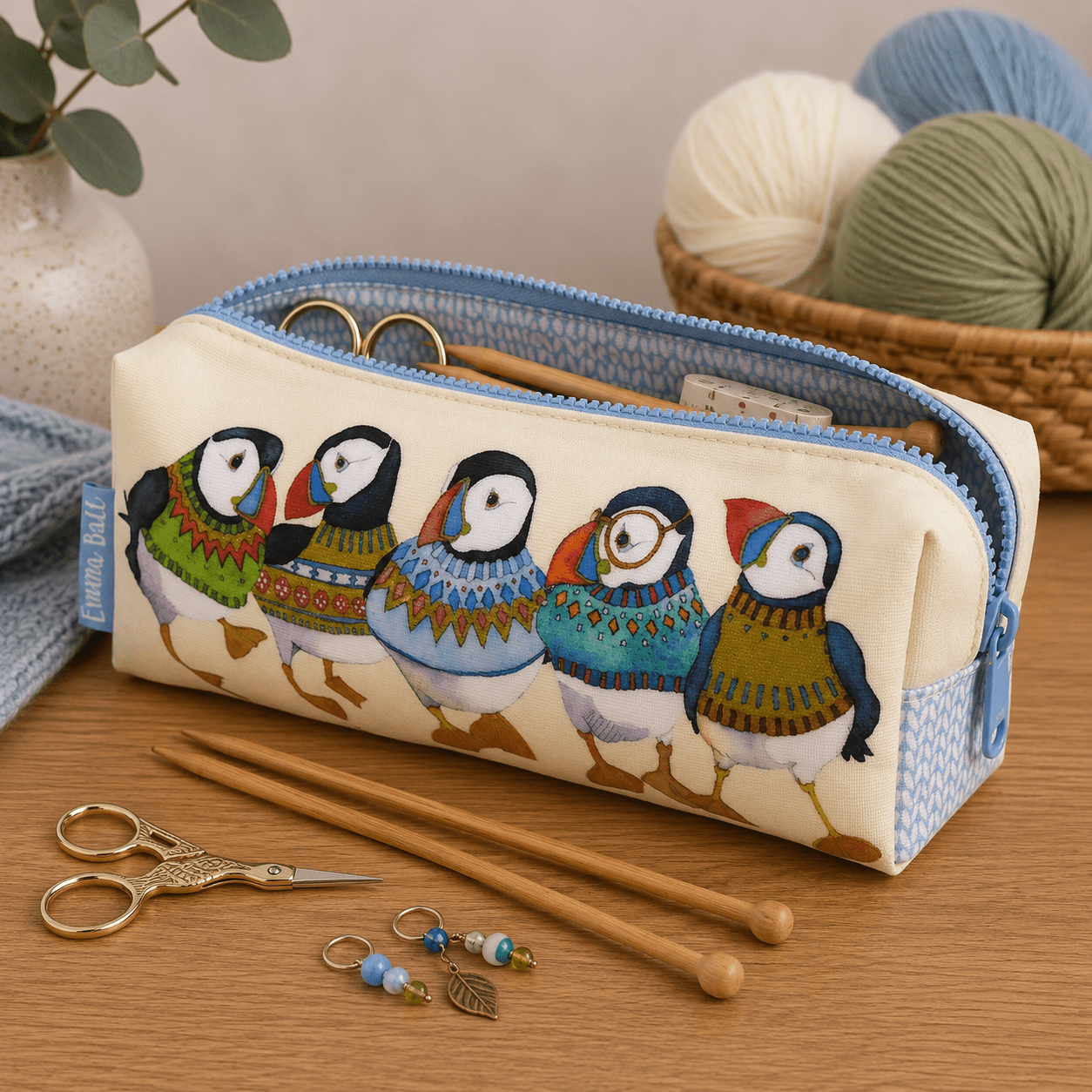 Tilbehørsveske/pennal – woolly puffins – Emma Ball - Strikkeredet Design -