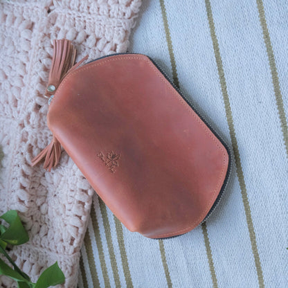 Tilbehørsveske i skinn - Strikkeredet Design - Tilbehørsveske i ekte lær