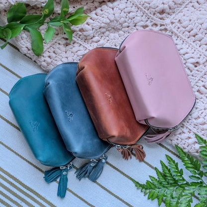 Tilbehørsveske i skinn - Strikkeredet Design - Tilbehørsveske i ekte lær