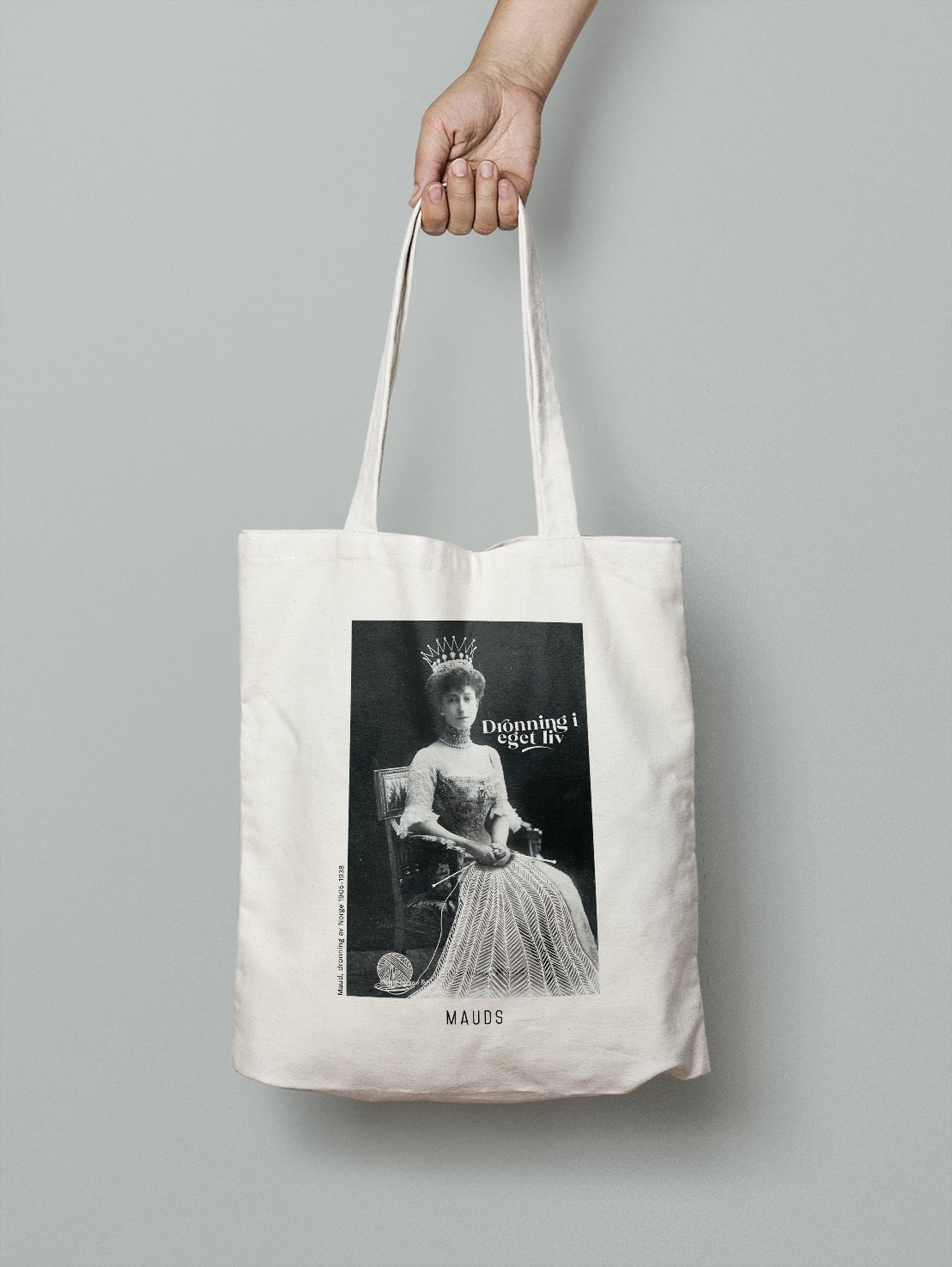 Totebag med Dronning Maud – unikt design i bomullscanvas - Strikkeredet Design - Prosjektveske