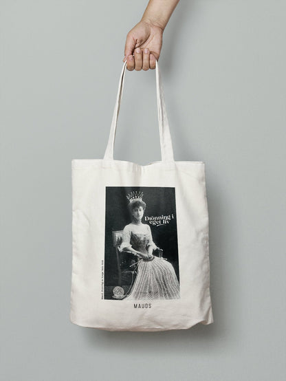 Totebag med Dronning Maud – unikt design i bomullscanvas - Strikkeredet Design - Prosjektveske