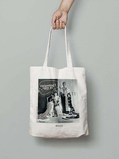 Totebag med Dronning Maud – unikt design i bomullscanvas - Strikkeredet Design - Prosjektveske