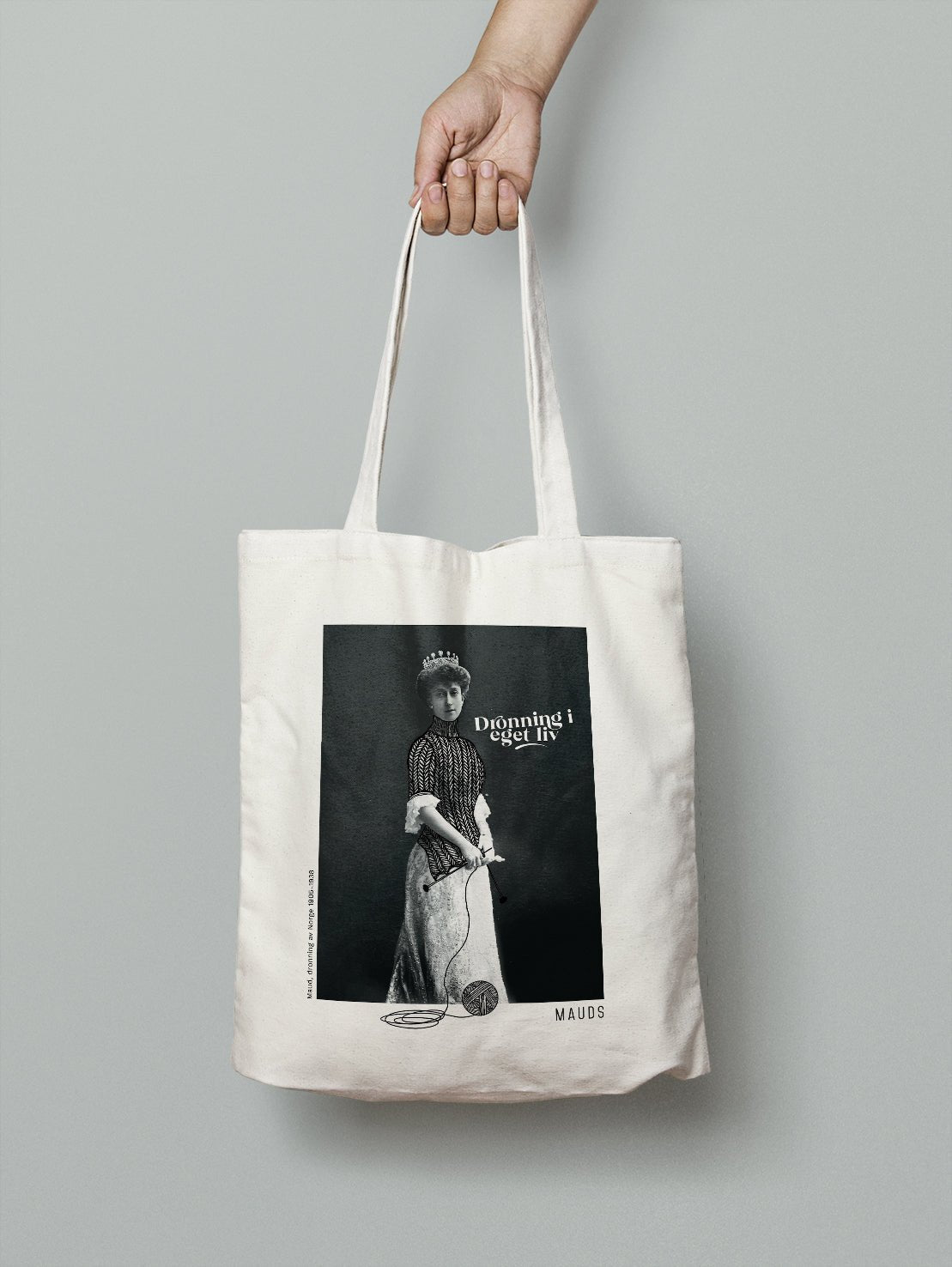 Totebag med Dronning Maud – unikt design i bomullscanvas - Strikkeredet Design - Prosjektveske