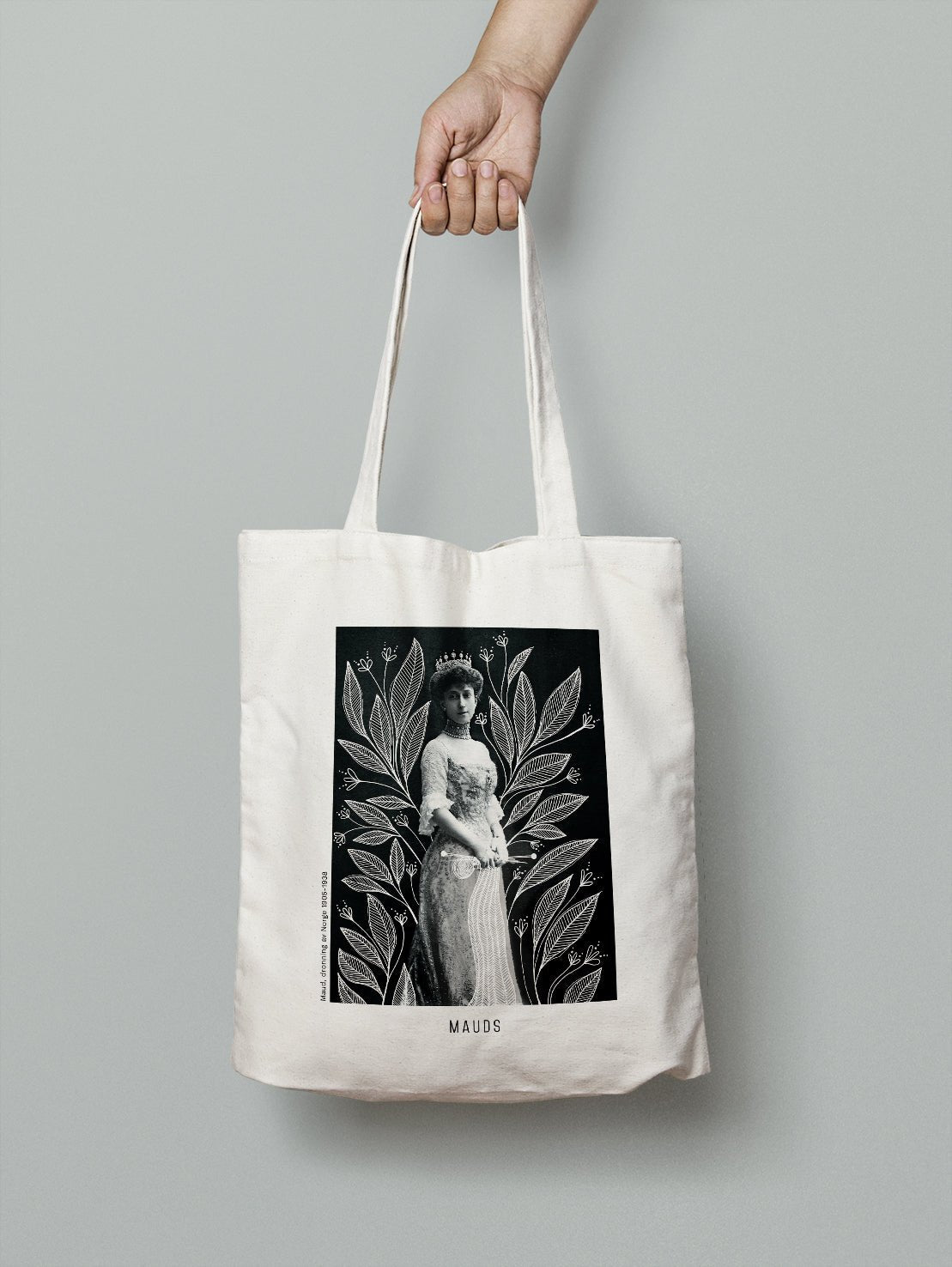 Totebag med Dronning Maud – unikt design i bomullscanvas - Strikkeredet Design - Prosjektveske