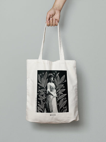 Totebag med Dronning Maud – unikt design i bomullscanvas - Strikkeredet Design - Prosjektveske