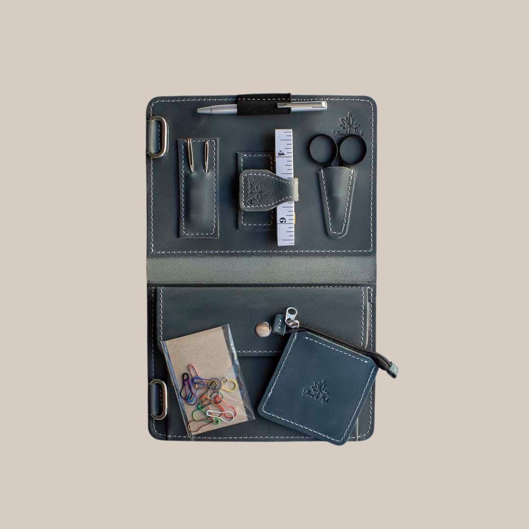 Utstyrsmappe – oppbevaring for strikkeverktøy – passer ordinær og jumbo perm - Strikkeredet Design - Thread and Maple innleggsmapper for strikkeverktøy