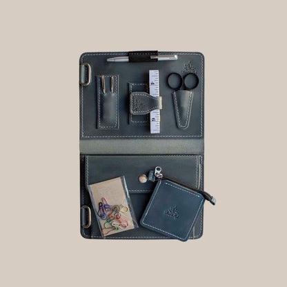 Utstyrsmappe – oppbevaring for strikkeverktøy – passer ordinær og jumbo perm - Strikkeredet Design - Thread and Maple innleggsmapper for strikkeverktøy