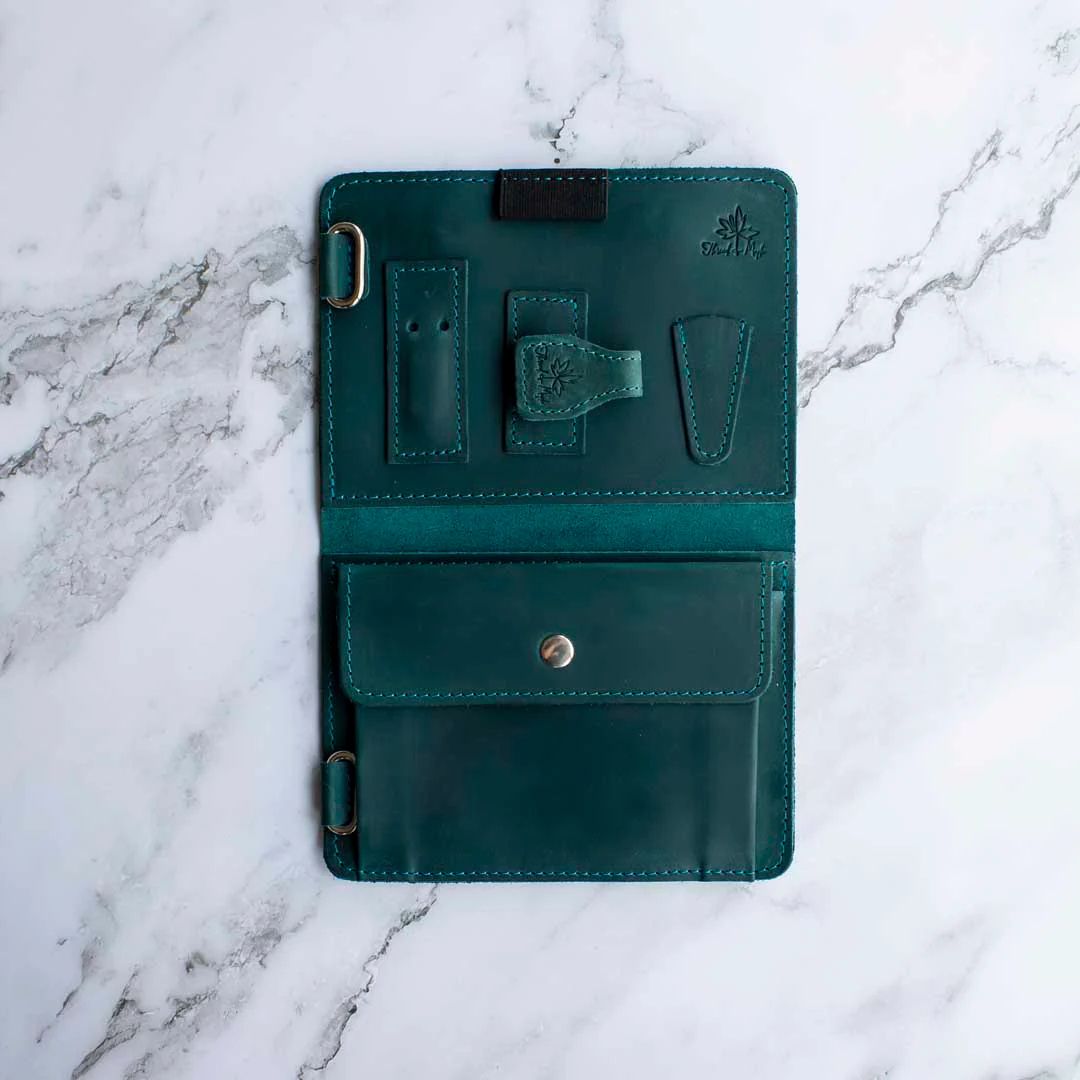 Utstyrsmappe UTEN innhold– oppbevaring for strikkeverktøy – passer ordinær og jumbo perm - Strikkeredet Design - 