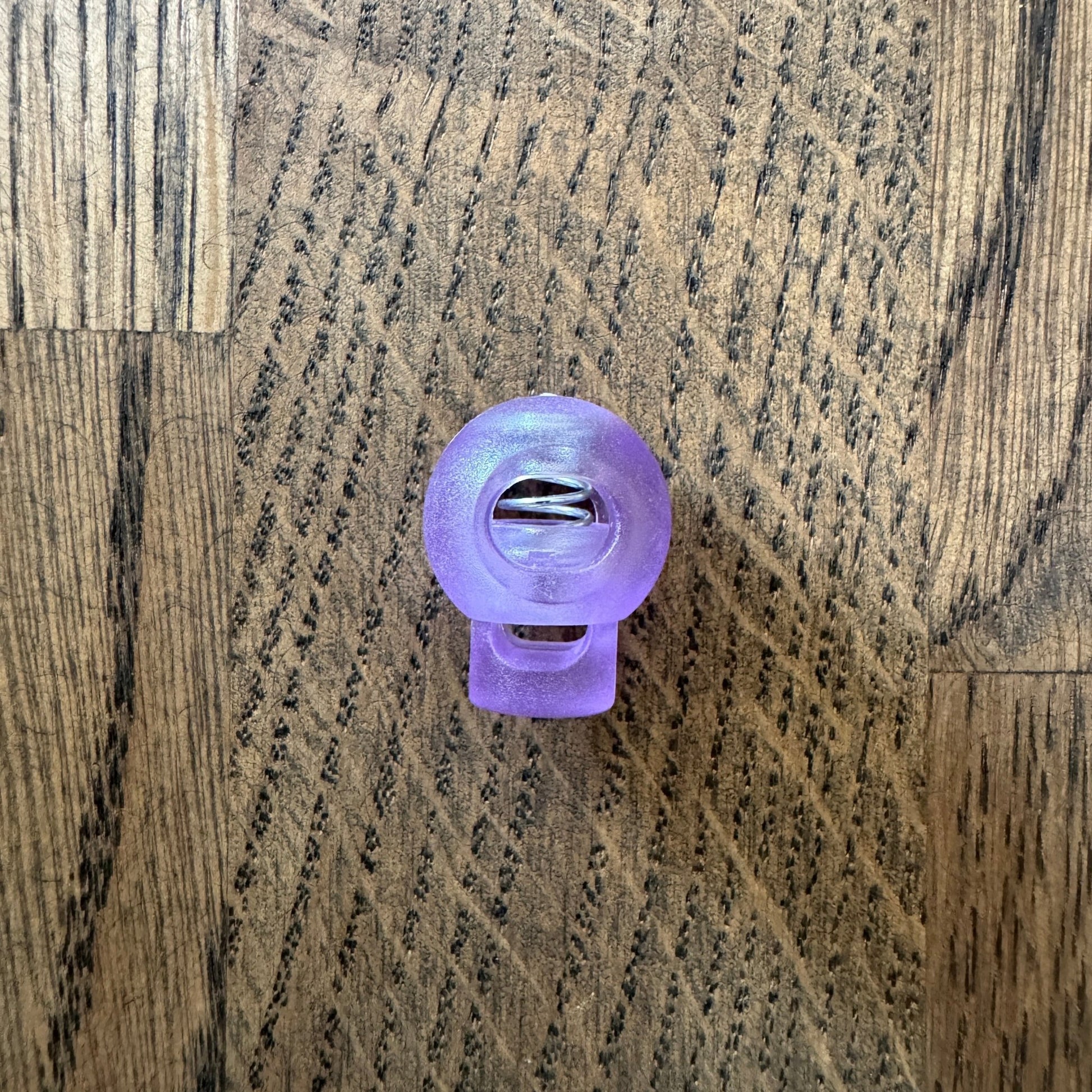 Vaierlåser / snorstoppere – praktisk lås til maskevaiere og andre snorer - Strikkeredet Design - Annet strikketilbehør