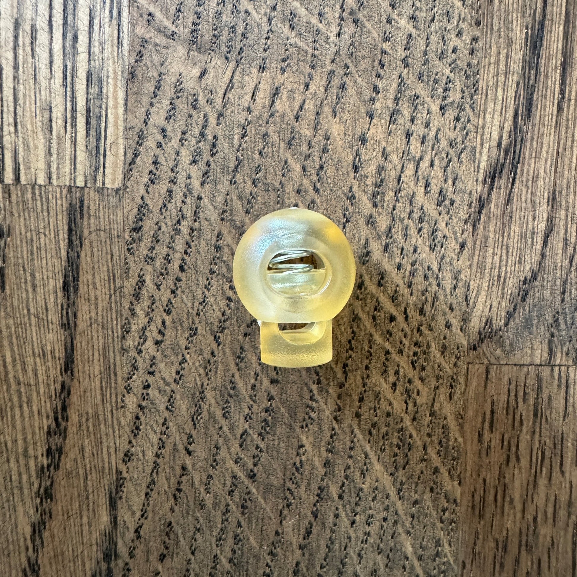 Vaierlåser / snorstoppere – praktisk lås til maskevaiere og andre snorer - Strikkeredet Design - Annet strikketilbehør