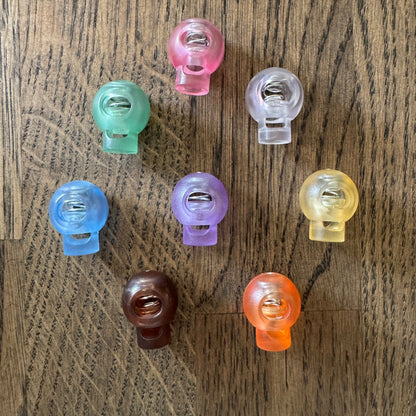 Vaierlåser / snorstoppere – praktisk lås til maskevaiere og andre snorer - Strikkeredet Design - Annet strikketilbehør